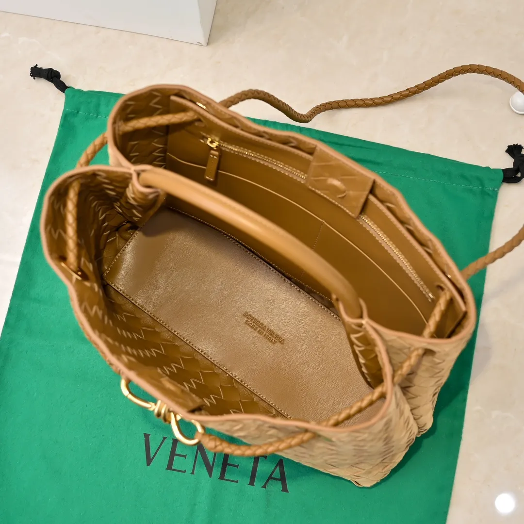 Batch 2360 BV new Andiamo is shipped‼ ️Really popular🔥The new Andiamo woven handbag launched by Bottega Veneta this season is really popular all over the world! ! Celebrities at home and abroad have worn it, and Oscar-winning actress Michelle Yeoh has taken it out on the street. Song Jia, Trai Yara, Yu Feihong, Sanji Ayaka, Rosie Hunting-Whiteley, Yoshioka Riho, etc. have all picked up this bag. It is classic and versatile, showing off its temperament, and the bag capacity is also large, which is very convenient for daily commuting! ! A variety of carrying methods, the shoulder straps can be adjusted by yourself, the original lambskin feels soft and delicate, and the unisex style breaks gender boundaries and brings a more practical and longer-lasting use experience. Andiamo, which has both elegant and casual styles, perfectly interprets the true appearance of "fashionable old money style". Style number: 8463 Size: 32*24*12